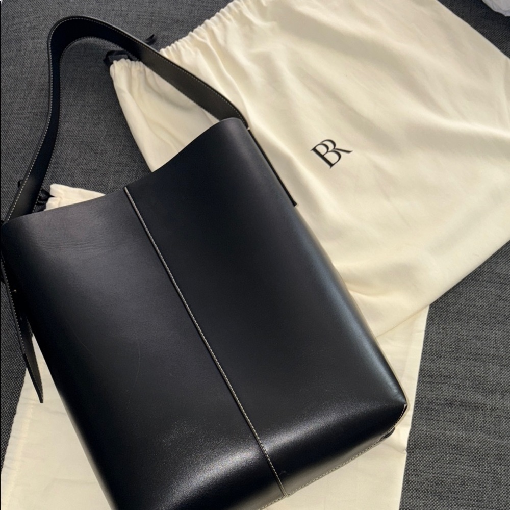 BANANA REPUBLIC 
EXCELLENT Condition-Black Leather Tote Bag